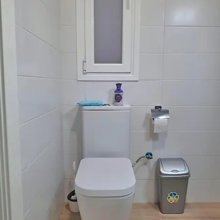 Quarto em Acomodações Particulares Frente Estacion De Tren Joaquin Sorolla *
